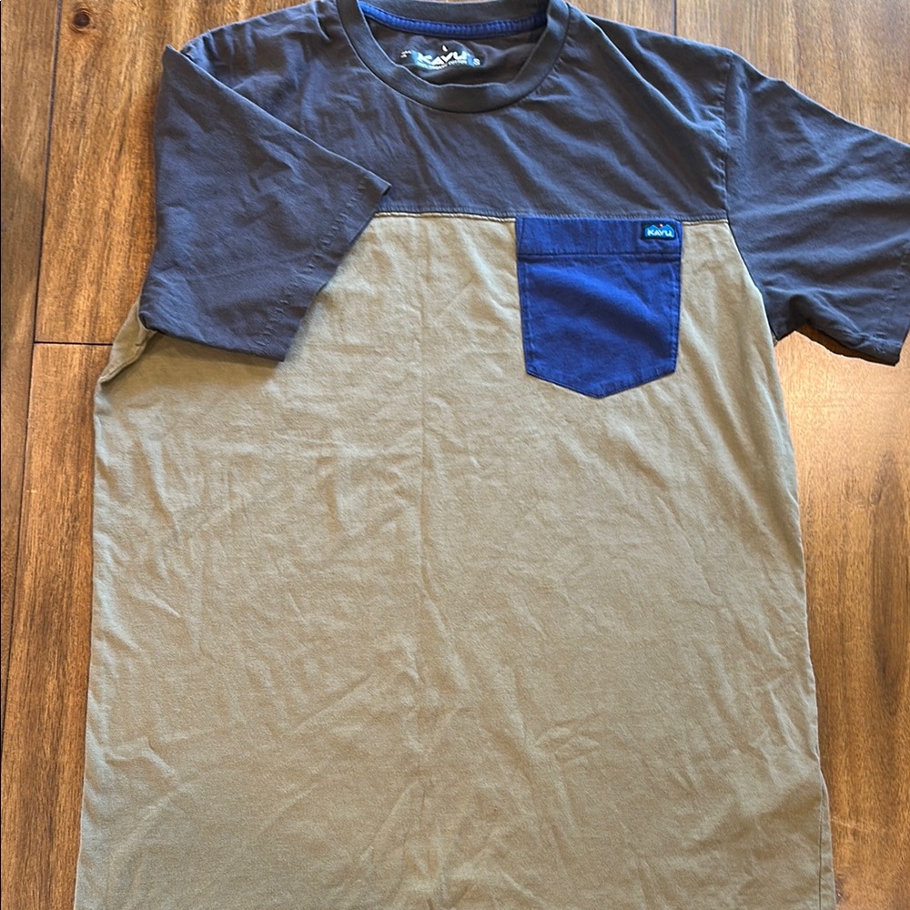 Casual Two-Tone T-Shirt with Blue Pocket